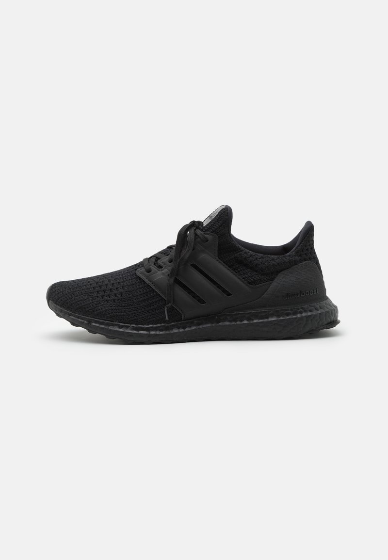 Chaussure de running Adidas noire avec tige en maille, fermeture à lacets, semelle texturée et panneau latéral à trois bandes, vue de profil gauche.