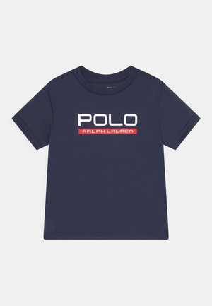 Navyfarbener Baumwoll-T-Shirt mit einem auffälligen weißen "POLO"-Druck und einem roten "RALPH LAUREN"-Akzent darunter. Kurzärmeliger Schnitt und Rundhalsausschnitt.