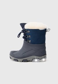 Marine vinterstøvel med pelsfôret topp, gummibelagt nedre del, snøringsdesign og strukturert grå såle for bedre grep.