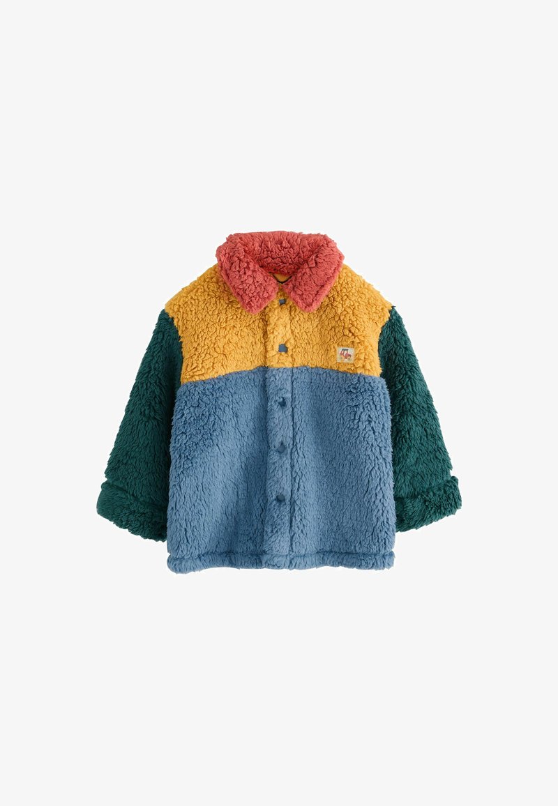 Flauschige Kinderjacke mit Knöpfen in Farbenblöcken: roter Kragen, gelber Oberkörper, blauer Torso und grüne Ärmel.