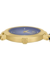 Guldtonad rostfritt stål klocka med en rund blå urtavla, guldvisare och två silveraccentmarkörer; har ett blått armband och en framträdande krona.