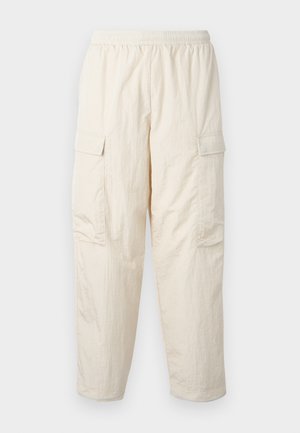 Beige cargo pants with an elastic waistband, featuring two side pockets and a soft, lightweight fabric. Wrinkled texture.