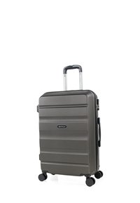 Maleta rígida gris con asa telescópica, cuatro ruedas giratorias, asa lateral y logotipo de la marca ITACA en el panel frontal.