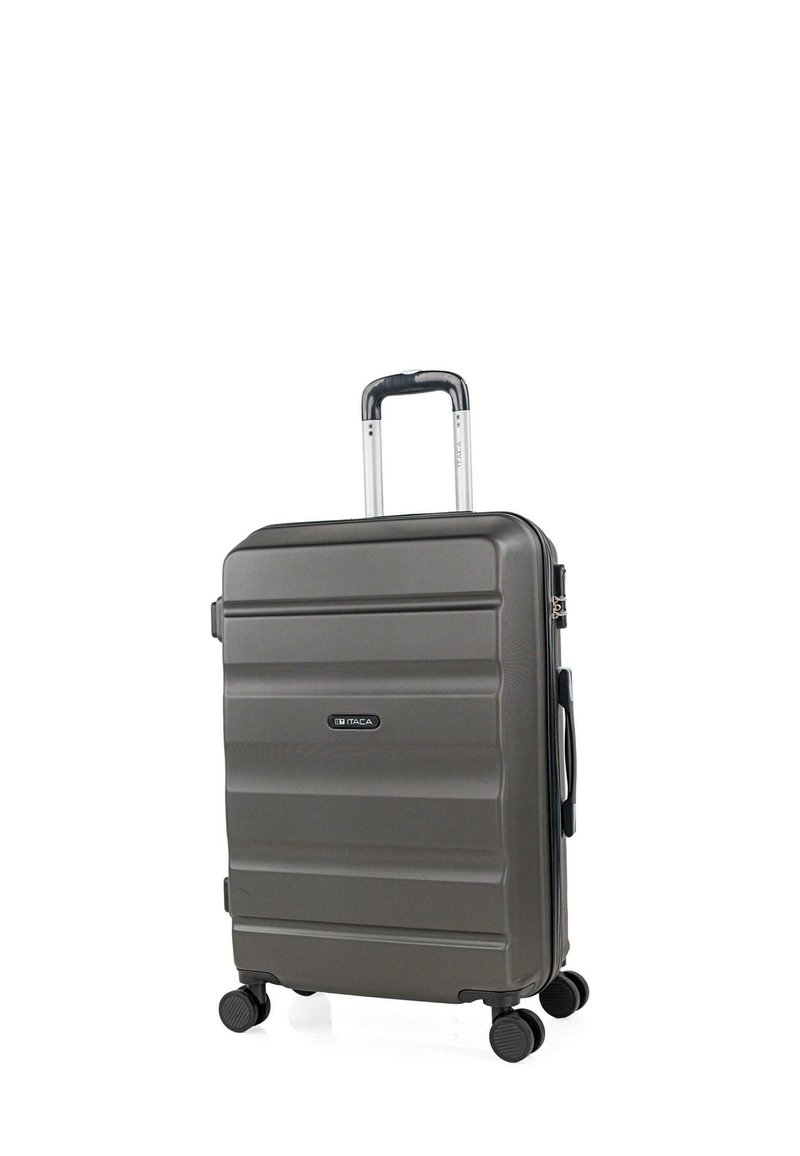 Maleta rígida gris con asa telescópica, cuatro ruedas giratorias, asa lateral y logotipo de la marca ITACA en el panel frontal.