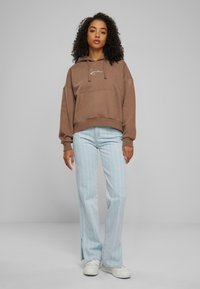 Karl Kani KW-HD031-024-05 KK SMALL SIGNATURE ESSENTIAL OS  - Kapucnis pulóver - taupe