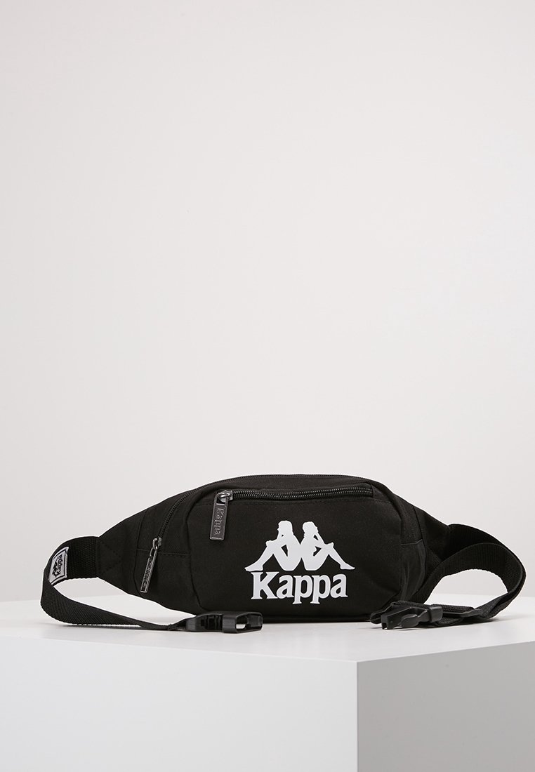 Banane noire en tissu avec fermeture éclair, arborant un logo Kappa blanc et une sangle réglable, texture lisse et design compact.