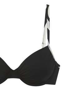 Čierny bikiny vrch s tvarovanými pohármi a nastaviteľnými ramienkami. Obsahuje textúrované švy a vzorovaný akcent na ramienkach.