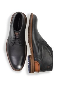 Scarpe in pelle nera con finitura liscia, punta tonda, dettagli in pelle marrone, motivo testurizzato sui lati e suola in gomma robusta marrone e blu.