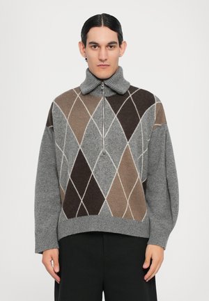 Grauer Argyle-Pullover mit geometrischen Mustern in Braun und Beige, mit geripptem Kragen und Reißverschluss vorne. Weiche Wolle-Mischung. Cropped-Design.