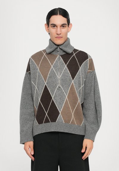Grå argyle sweater med geometriske mønstre i brun og beige, med ribbet krave og lynlås foran. Blød uldblandingsstof. Kortet design.