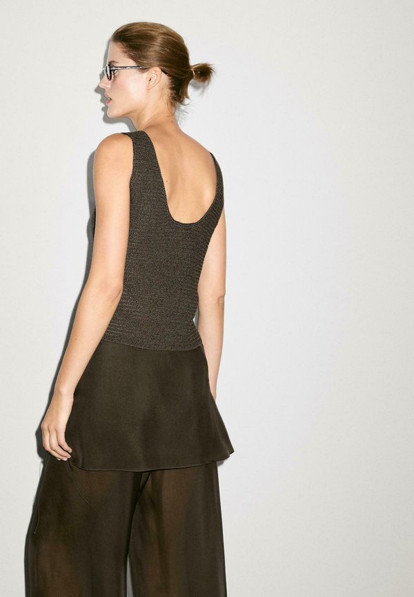 WITH ROUND NECKLINE - Top3