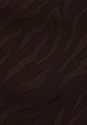 Tissu brun foncé avec des motifs ondulés texturés irréguliers en relief, créant un design abstrait subtil sur toute la surface.