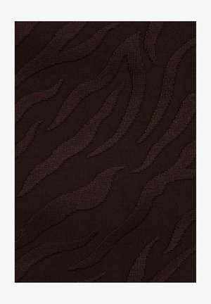 Tissu brun foncé avec des motifs ondulés texturés irréguliers en relief, créant un design abstrait subtil sur toute la surface.