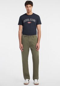 Guess Jeans REGULAR - Hlače - olivgrün