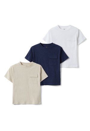 Drei T-Shirts mit kurzen Ärmeln und Rundhalsausschnitt in Weiß, Marineblau und Beige, jeweils mit einer rechteckigen Brusttasche mit Klappe.