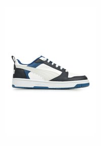Sneaker Puma con tomaia in pelle bianca, accenti blu navy e grigi, motivo testurizzato, lacci bianchi e suola in gomma con dettagli blu.