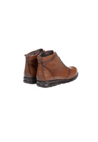 Botas de tobillo de cuero marrón con diseño de cordones, superficie texturizada, cuello acolchado y suela de goma con pequeños relieves para mayor agarre.