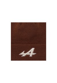 Brązowa dziana czapka beanie z białym haftowanym logo przypominającym literę "A" z wysmakowanymi akcentami. Miękka tekstura, dopasowane dopasowanie.