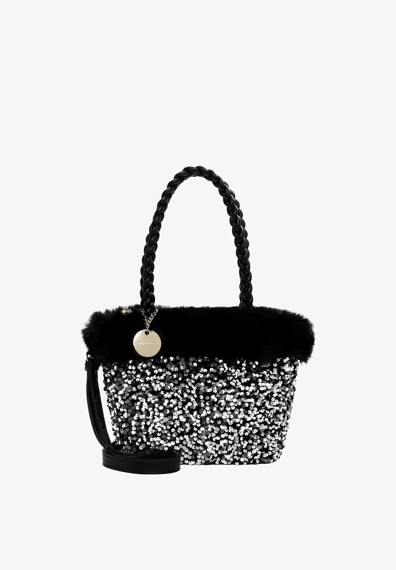 Borsa nera con paillettes, manico intrecciato e bordo in pelliccia sintetica. Dotata di tracolla staccabile e di un ciondolo metallico circolare come dettaglio.