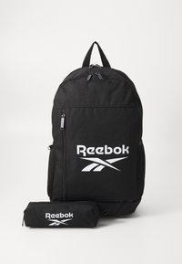 Zwarte rugzak met Reebok-logo, gemaakt van duurzame stof. Beschikt over ritscompartimenten en een bijpassend etui, gestroomlijnd ontwerp.