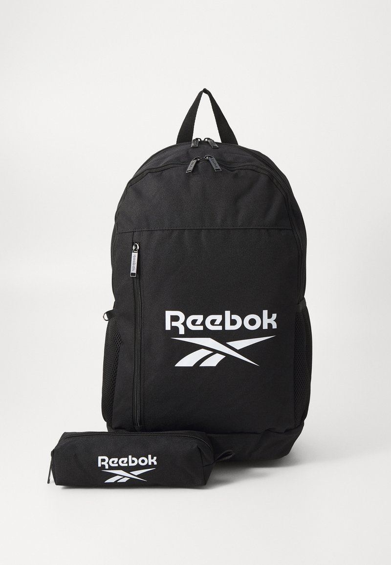 Zwarte rugzak met Reebok-logo, gemaakt van duurzame stof. Beschikt over ritscompartimenten en een bijpassend etui, gestroomlijnd ontwerp.