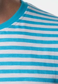 T-shirt en coton à col rond, avec des rayures horizontales turquoise et blanches. Texture douce et coupe décontractée.