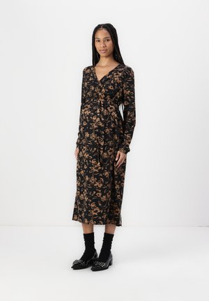Abito nero floreale con maniche lunghe, caratterizzato da un design a portafoglio e vita cintrata. Motivo floreale in tonalità beige, di lunghezza media con una leggera svasatura all'orlo.