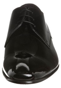 Chaussure habillée en cuir noir avec une finition polie, présentant un design classique à lacets, un bout arrondi et des détails de couture subtils.