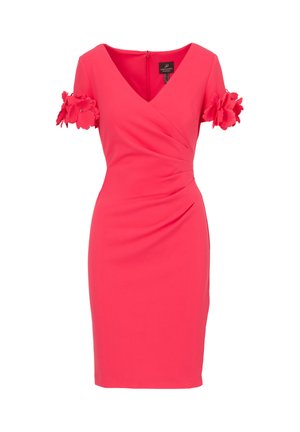 Robe corail ajustée longueur genou avec col en V, taille froncée, manches courtes ornées d'appliqués floraux 3D, et fermeture éclair au dos.