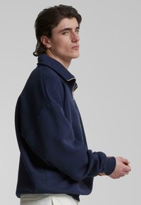 PROHIBITED GRIFFIN HALF-ZIP - Bluză de molton cu fermoar - blue