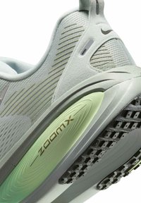 Nike Performance VOMERO 18 - Παπούτσια για τρέξιμο σε δρόμο - light silver barely volt dusty olive college grey