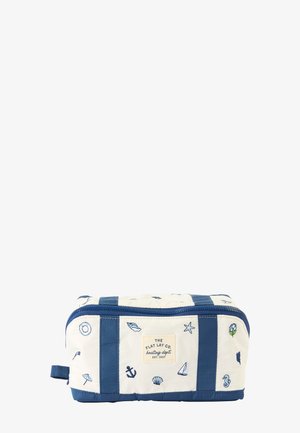 Bolsa de aseo rectangular en color crema y azul marino con íconos náuticos y una etiqueta central que dice "The Flat Lay Co boating dept. EST. 2017."