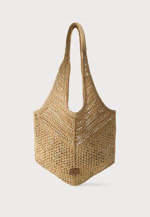 Geweven beige draagtas met lange handvatten, open geweven patroon en een klein rechthoekig leren label aan de onderkant voor.