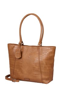 Sac fourre-tout en cuir tan avec un motif crocodile, comprenant deux longues poignées, une étiquette amovible et un design sans fermeture.