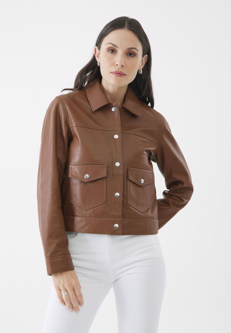 Brun läderjacka med en kragdesign, tryckknappar och två bröstfickor. Jackan har en kortad silhuett och slät textur.