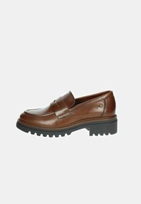Mocassino in pelle marrone con punta arrotondata, dettaglio decorativo a strappa e suola in gomma spessa con motivo a scanalature per una migliore aderenza.