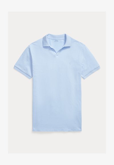 Ανοιχτό μπλε πόλο με κοντά μανίκια και γιακά, με διακριτικό κεντημένο λογότυπο στο αριστερό μέρος του στήθους, τοποθετημένο επίπεδα σε λευκό φόντο.