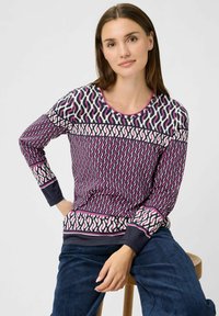 Langarm pullover in paars en donkerblauw met een golvend patroon. Beschikt over een ronde hals en contrasterende boorden aan de mouwen en onderkant. Zachte textuur.