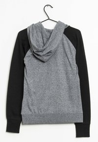 Sweat à capuche gris avec manches noires, présentant une texture de tissu doux, une capuche spacieuse, et des poignets et ourlet côtelés. Conçu pour le confort et la chaleur.