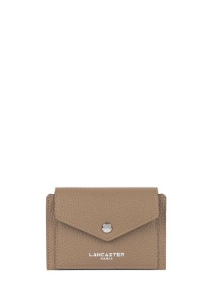 Petit portefeuille en cuir texturé taupe avec rabat et fermeture par bouton pression argenté, avec le logo Lancaster Paris blanc sur le devant.