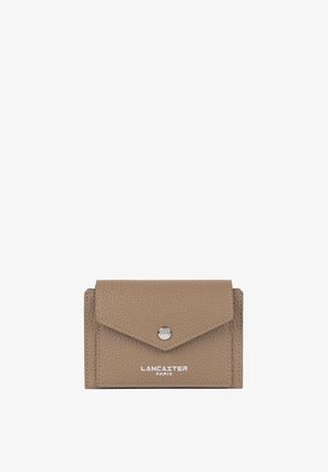 Petit portefeuille en cuir texturé taupe avec rabat et fermeture par bouton pression argenté, avec le logo Lancaster Paris blanc sur le devant.