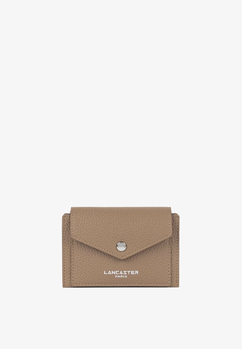 Petit portefeuille en cuir texturé taupe avec rabat et fermeture par bouton pression argenté, avec le logo Lancaster Paris blanc sur le devant.