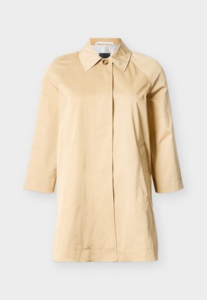 Μπεζ παλτό μέχρι το γόνατο με φαρδιά γιακά, κρυφά κουμπιά μπροστά και πλαϊνές τσέπες, παρουσιασμένο σε λευκό φόντο.