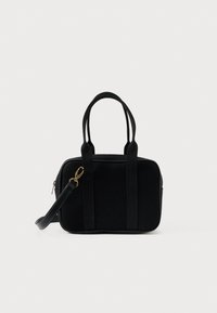 Μαύρη ορθογώνια τσάντα με δύο μακριές λαβές και αποσπώμενο λουράκι, με χρυσές λεπτομέρειες, τοποθετημένη σε άσπρο φόντο.