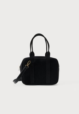 Bolsa de mão retangular preta com duas alças longas e uma alça destacável, apresentando ferragens em tom dourado, exibida sobre um fundo branco.