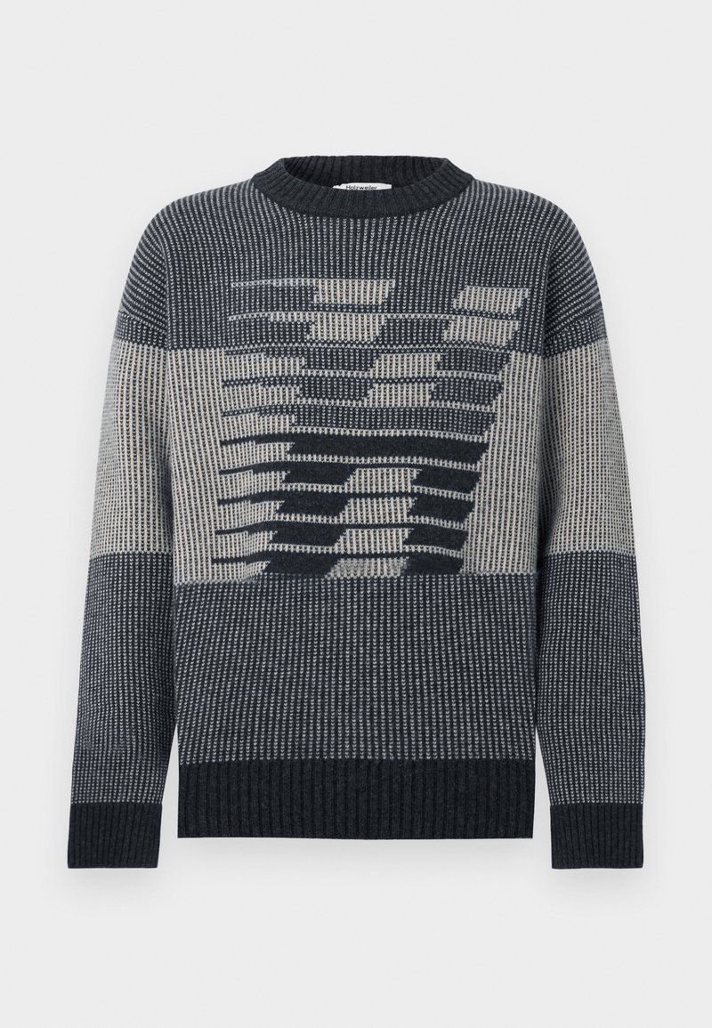 Pull en maille avec un motif graphique audacieux en bleu foncé, gris clair et beige. Encolure et poignets côtelés avec des textures variées.