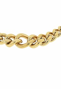 Primo piano di una catena d'oro lucida e spessa con grandi anelli intrecciati su uno sfondo bianco.