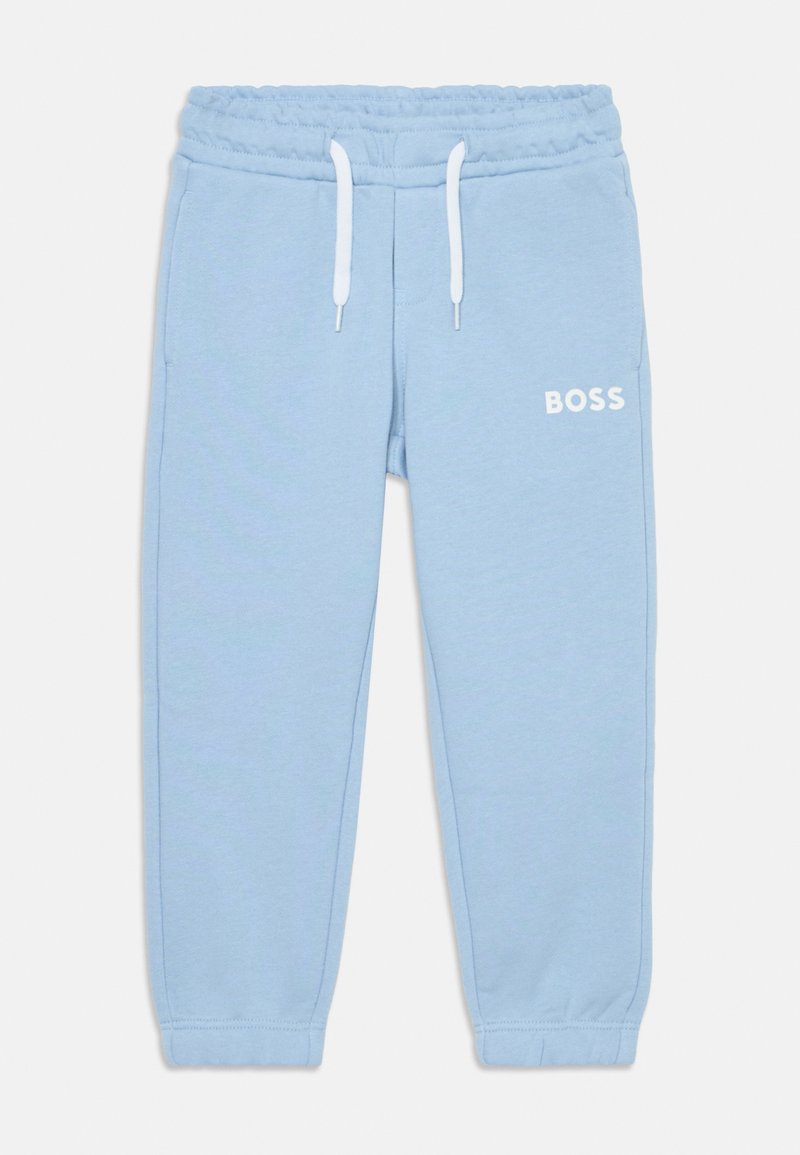 Pantalons de survêtement bleu clair avec une taille élastique, des cordons blanc, et un logo sur le côté "BOSS" en blanc. Tissu doux et poignets fuselés.