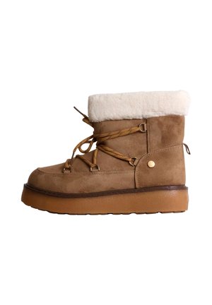 Botte d'hiver en daim marron avec une semelle en caoutchouc épaisse, un devant à lacets, et une doublure en polaire blanche au niveau du revers.