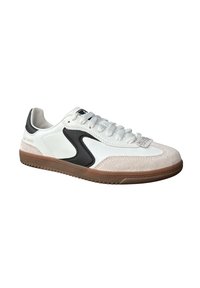 Fehér sneaker szürke velúr részletekkel és fekete oldalsó logóval. Jellemzői a texturált bőr, a kerek orr, valamint a gumitalp mintás tapadással.